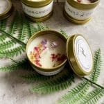 Bougie avec pierre lithothérapie et fleurs séchées 3