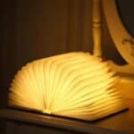 Lampe en forme de livre ouvert